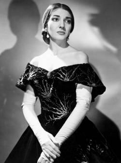 Мария Каллас в роли Виолетты в опере Дж. Верди «Травиата» в Королевском оперном театре (фото Хьюстона Роджерса, 1958 г.)