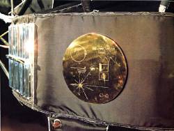 Позолоченный межпланетный диск, закреплённый на корпусе «Вояджера»