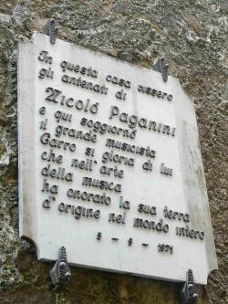 Мемориальная доска на родине семьи Паганини (фото)